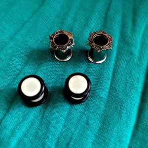 Two Pairs of Ear Gauges Ear Plugs size 0Gauge